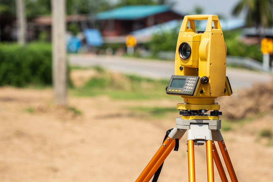 Mengapa Total Station Menjadi Pilihan Utama dalam Pengukuran Lahan?